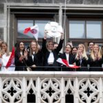 Frauen des FC Bayern feiern auf Rathausbalkon