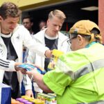 DFB-Stars Müller und Führich verteilen Lebensmittel