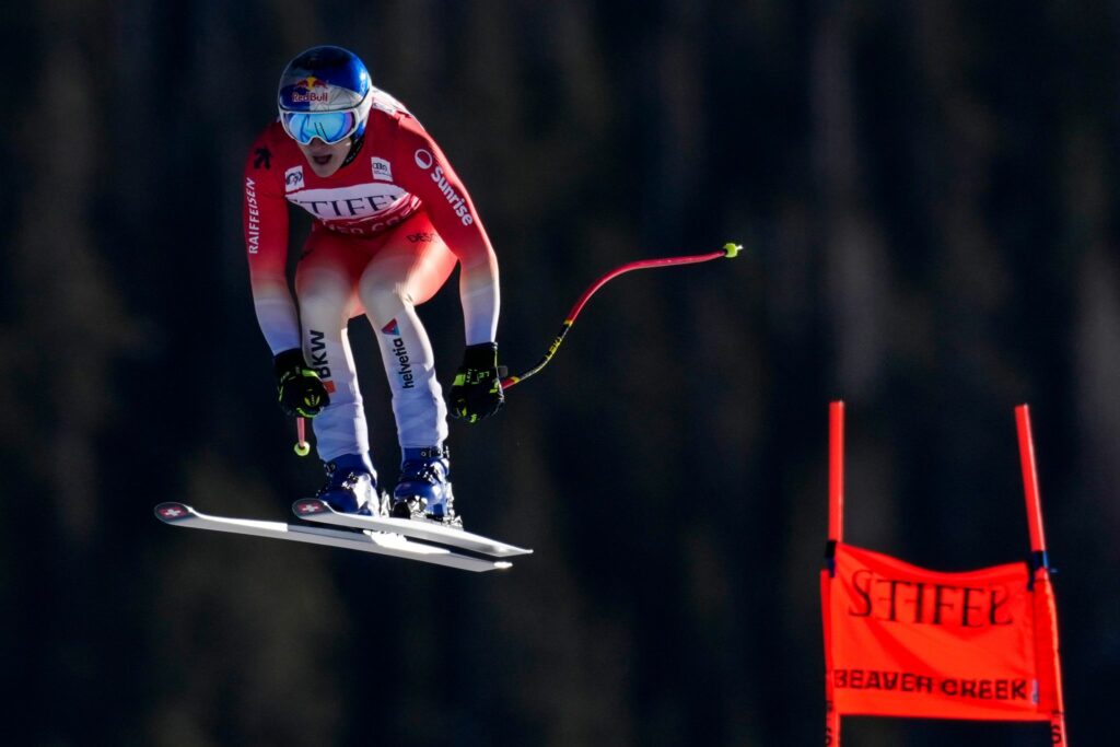 Schweizer dominant bei erster Weltcup-Abfahrt