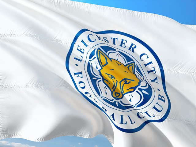 Jamie Vardy Unterbricht Spiel Mit Schiedsrichterpfeife